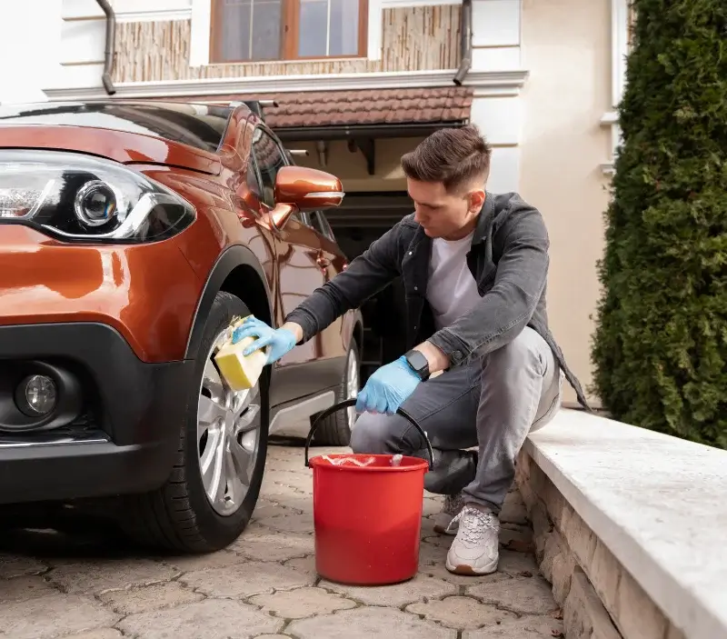 Lavage auto à domicile La Mesnière : professionnel intervenant sur un véhicule